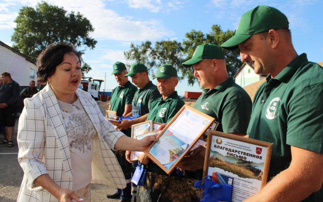 В ОАО «ОТОР» ЧЕЧЕРСКОГО РАЙОНА ЧЕСТВОВАЛИ СЕМЕЙНЫЙ ЭКИПАЖ, НАМОЛОТИВШИЙ БОЛЕЕ 1000 ТОНН ЗЕРНА И ТРЕХ ВОДИТЕЛЕЙ- ТЫСЯЧНИКОВ НА ОТВОЗКЕ ЗЕРНА