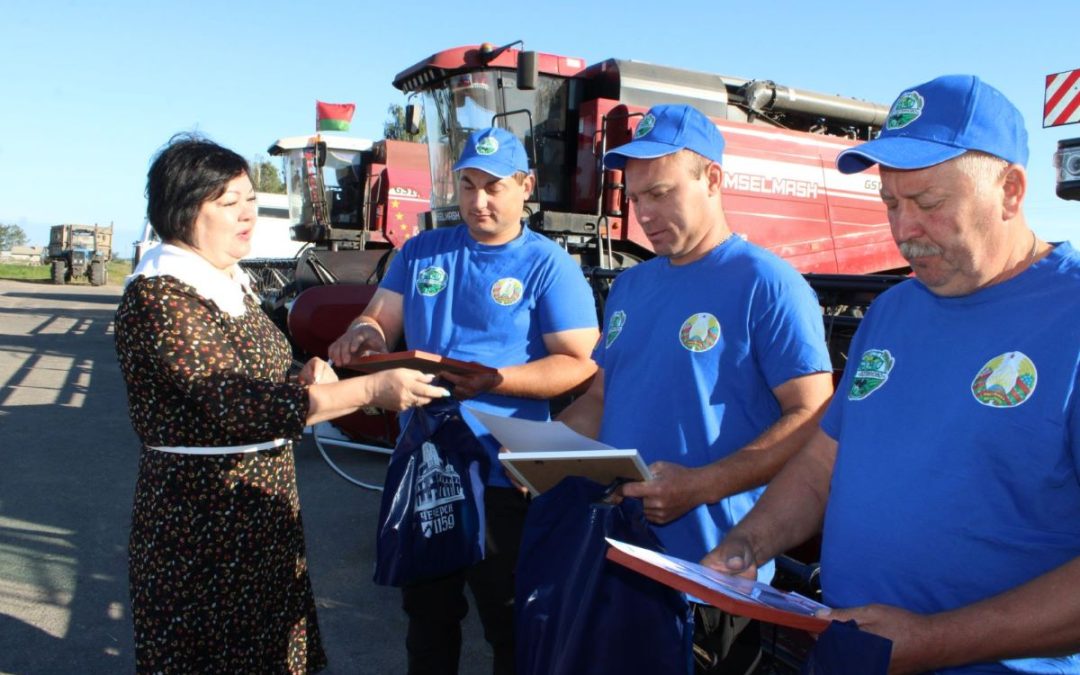 СЕГОДНЯ ЧЕСТВОВАЛИ ТРЕХ КОМБАЙНЕРОВ, НАМОЛОТИВШИХ БОЛЕЕ 1000 ТОНН ЗЕРНА В ОАО «БОТВИНОВО»