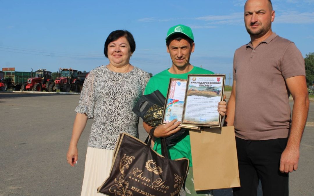 В ЧЕЧЕРСКОМ РАЙОНЕ ЧЕСТВОВАЛИ ТРЕХ ВОДИТЕЛЕЙ, ПЕРЕВЕЗШИХ БОЛЕЕ 1000 ТОНН ЗЕРНА