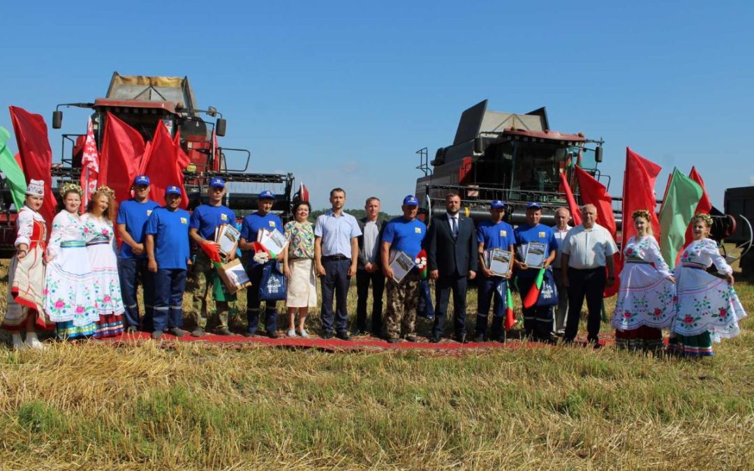 В ЧЕЧЕРСКОМ РАЙОНЕ ЧЕСТВОВАЛИ ДВА ЭКИПАЖА КОМБАЙНЕРОВ, КОТОРЫЕ ПЕРВЫМИ В РАЙОНЕ НАМОЛОТИЛИ 1000 ТОНН ЗЕРНА НОВОГО УРОЖАЯ