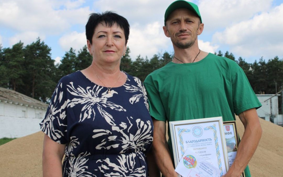 В ЧЕЧЕРСКОМ РАЙОНЕ ЧЕСТВОВАЛИ ТРЕХ ВОДИТЕЛЕЙ, ПЕРЕВЕЗШИХ БОЛЕЕ 1000 ТОНН ЗЕРНА НОВОГО УРОЖАЯ В ОАО «ЗВЕЗДА»