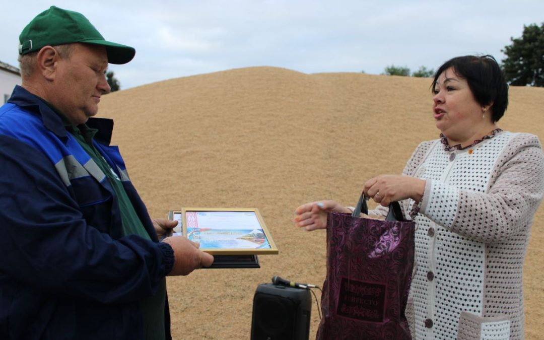 СЕГОДНЯ ПОЗДРАВИЛИ ГЕРОЯ ЖАТВЫ ОАО «ОТОР», НАМОЛОТИВШЕГО ОЧЕРЕДНУЮ ТЫСЯЧУ ТОНН ЗЕРНА НОВОГО УРОЖАЯ