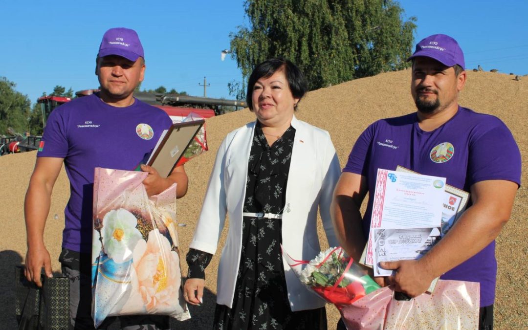 СЕГОДНЯ В КСУП «РОВКОВИЧИАГРО» ПОЗДРАВЛЯЛИ ДВУХ КОМБАЙНЕРОВ, НАМОЛОТИВШИХ БОЛЕЕ ОДНОЙ ТЫСЯЧИ ТОНН ЗЕРНА НОВОГО УРОЖАЯ