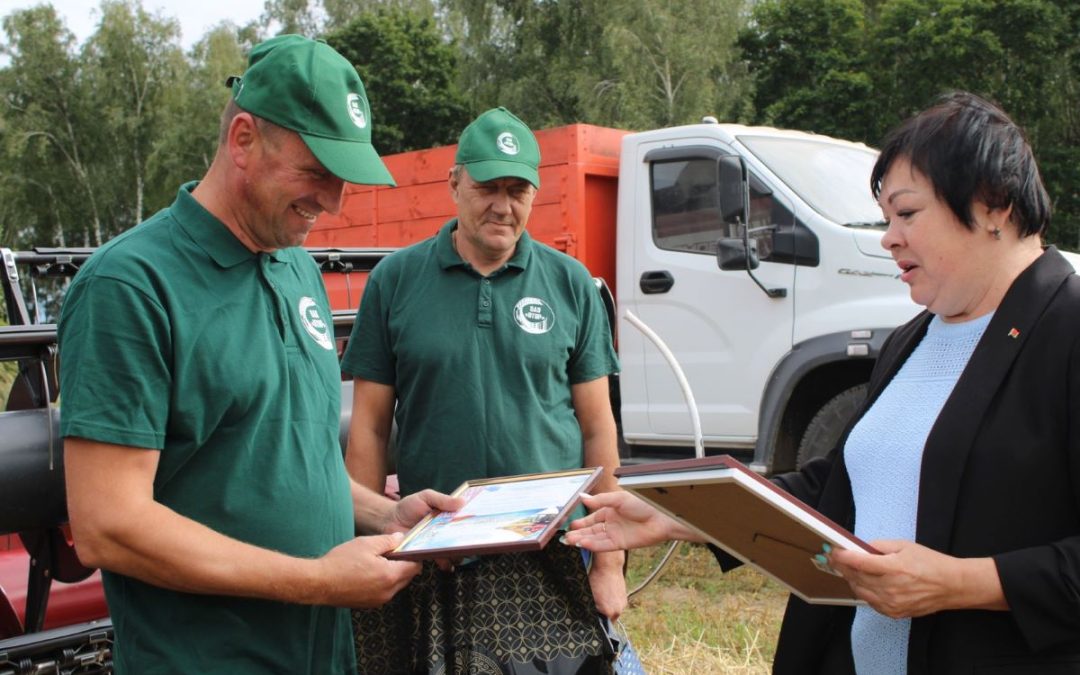 В КОПИЛКЕ ОАО «ОТОР» ШЕСТОЙ ЭКИПАЖ, НАМОЛОТИВШИЙ БОЛЕЕ ОДНОЙ ТЫСЯЧИ ТОНН ЗЕРНА И ШЕСТЬ ВОДИТЕЛЕЙ НА ОТВОЗКЕ ЗЕРНА