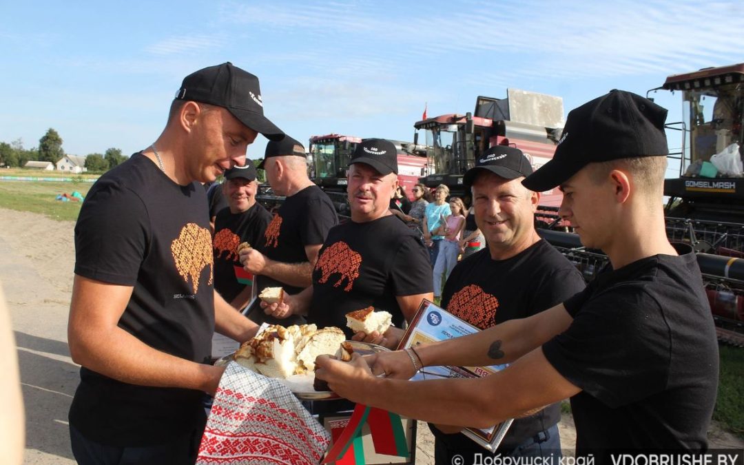 ЧЕСТЬ И ХВАЛА ТРУДОВОМУ ПОДВИГУ:  В СЕЛЬХОЗПРЕДПРИЯТИИ «КАЛИНИНСКИЙ» ДОБРУШСКОГО РАЙОНА СЕГОДНЯ ЧЕСТВОВАЛИ ПЕРВЫХ ТЫСЯЧНИКОВ СРЕДИ УЧАСТНИКОВ ЖАТВЫ