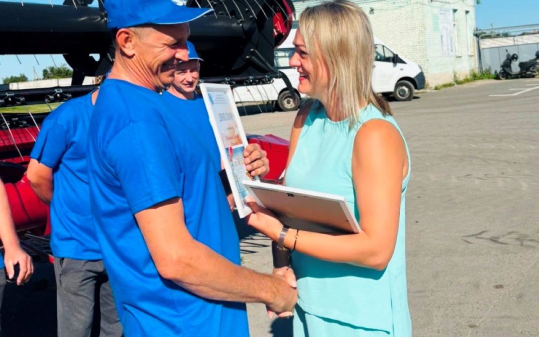 ГЕРОИ ЖАТВЫ СУП «ЗАБОЛОТЬЕ-2010» ПРИНИМАЮТ ПОЗДРАВЛЕНИЯ!