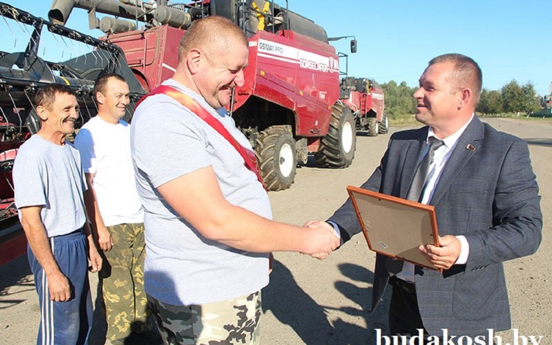 ПЕРВЫЙ ЗАМЕСТИТЕЛЬ ПРЕДСЕДАТЕЛЯ – НАЧАЛЬНИК УПРАВЛЕНИЯ СЕЛЬСКОГО ХОЗЯЙСТВА И ПРОДОВОЛЬСТВИЯ РАЙИСПОЛКОМА АЛЕКСАНДР КОВАЛЕВ ПОЗДРАВИЛ НОВЫХ ТЫСЯЧНИКОВ