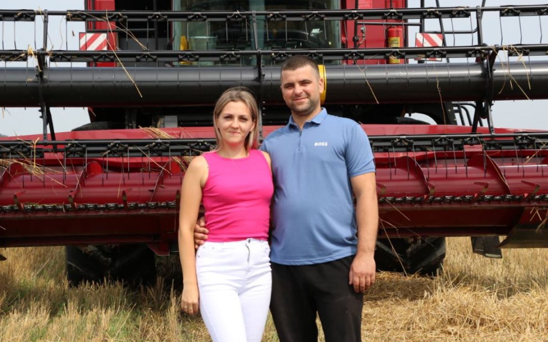 ЗА РУЛЕМ СЧАСТЬЯ. МНОГОДЕТНАЯ МОЛОДАЯ СЕМЬЯ КРИВОНОС ГОРДИТСЯ СВОИМ МУЖЕМ И ОТЦОМ СЕРГЕЕМ, КОТОРЫЙ В НАСТОЯЩЕЕ ВРЕМЯ РАБОТАЕТ НА КОМБАЙНЕ, УБИРАЯ ЗЕРНОВЫЕ КУЛЬТУРЫ.