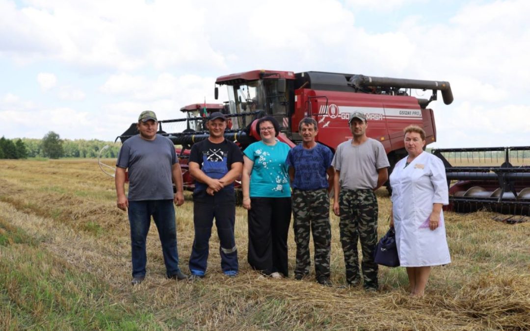 МЕДИЦИНСКИЕ РАБОТНИКИ ОКТЯБРЬЩИНЫ – НА СТРАЖЕ ЗДОРОВЬЯ ХЛЕБОРОБОВ ПРЯМО В ПОЛЕ