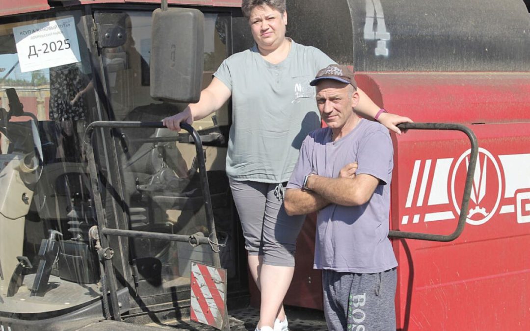 СУПРУЖЕСКАЯ ПАРА ОЛЕГА И ТАТЬЯНЫ КАЗАННИКОВЫХ УБИРАЕТ ЗЕРНОВЫЕ В СОСТАВЕ ОДНОГО ЭКИПАЖА