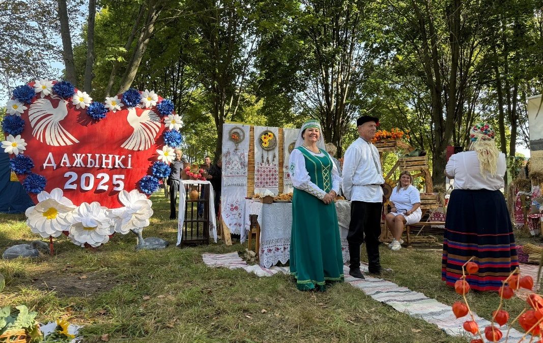РОГАЧЕВЩИНА ОТПРАЗДНОВАЛА «ДАЖЫНКІ- 2025»: ЧЕСТВОВАЛИ ТРУЖЕНИКОВ СЕЛА И ПОДВОДИЛИ ИТОГИ ГОДА