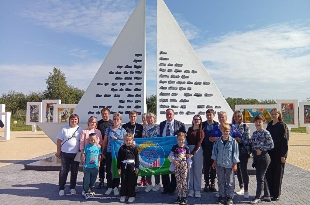 МОЛОДЫЕ СПЕЦИАЛИСТЫ И РАБОТНИКИ СЕЛЬХОЗПРЕДПРИЯТИЙ ХОЙНИКЩИНЫ СОВЕРШИЛИ ПУТЕШЕСТВИЕ В МИР БЕЛОРУССКОЙ ИСТОРИИ