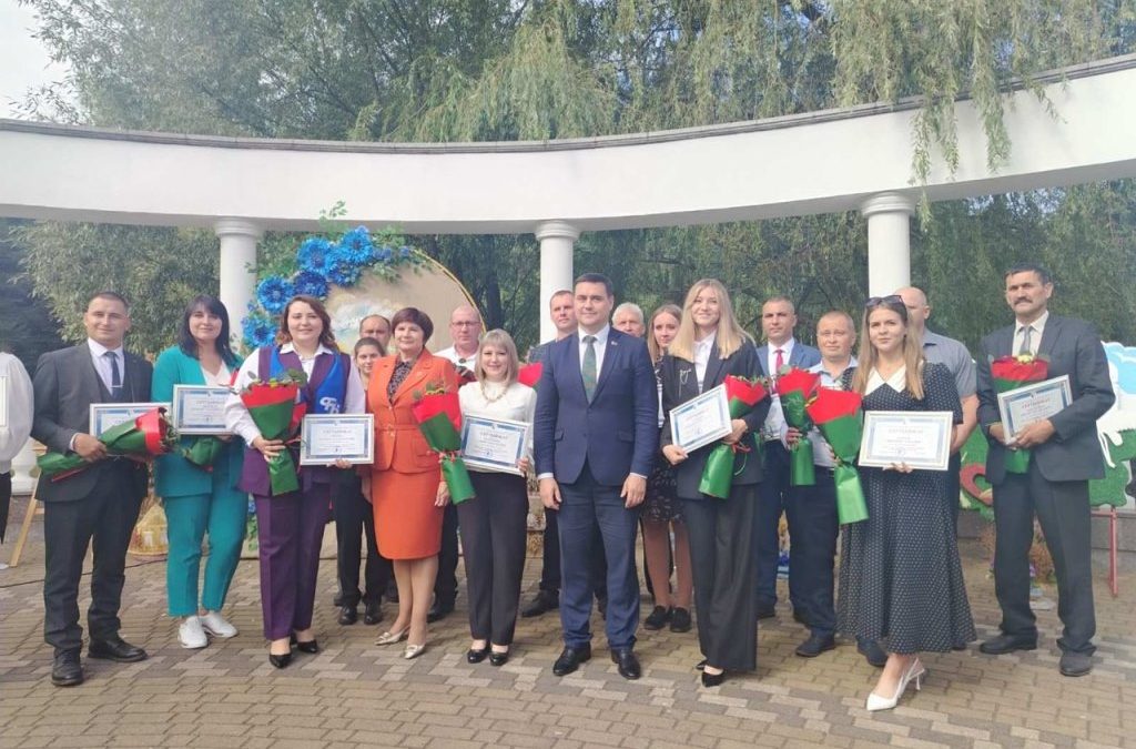 НА УБОРОЧНОЙ ПЕДАГОГИ ХОЙНИКЩИНЫ ПОРАБОТАЛИ – НАГРАДЫ В МИНСКЕ ПОЛУЧИЛИ!