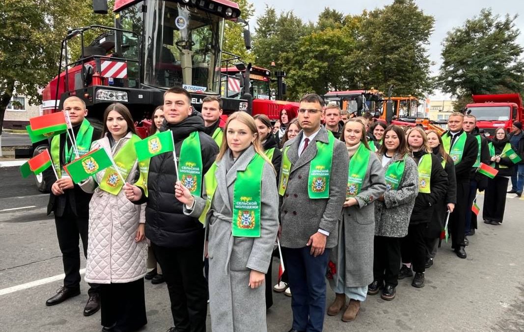 БУДУЩЕЕ ШАГАЕТ В СТРОЮ: МОЛОДЁЖЬ ГОМЕЛЬЩИНЫ – УЧАСТНИКИ ШЕСТВИЯ ПЕРЕДОВИКОВ НА «ДОЖИНКАХ-2025»