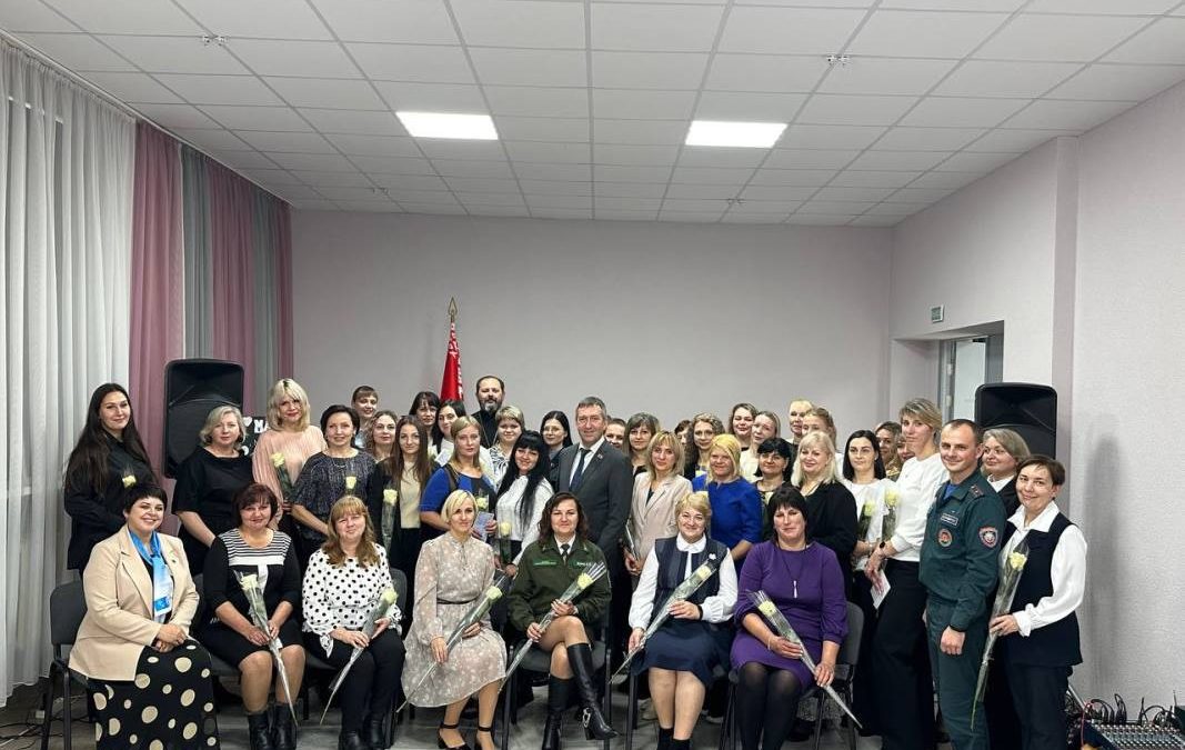 В ДЕНЬ МАТЕРИ В ЦЕНТРЕ КУЛЬТУРЫ СОБРАЛИСЬ ПРЕДСТАВИТЕЛЬНИЦЫ РАЗЛИЧНЫХ ПРОФЕССИЙ СО ВСЕГО ГОМЕЛЬСКОГО РАЙОНА