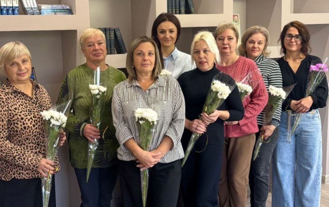 ПОЗДРАВЛЕНИЯ С ДНЕМ МАТЕРИ ОТ КОЛЛЕГ МУЖЧИН ПРИНИМАЛА ЖЕНСКАЯ ПОЛОВИНА КМУП «БРАГИНСКОЕ ПМС»