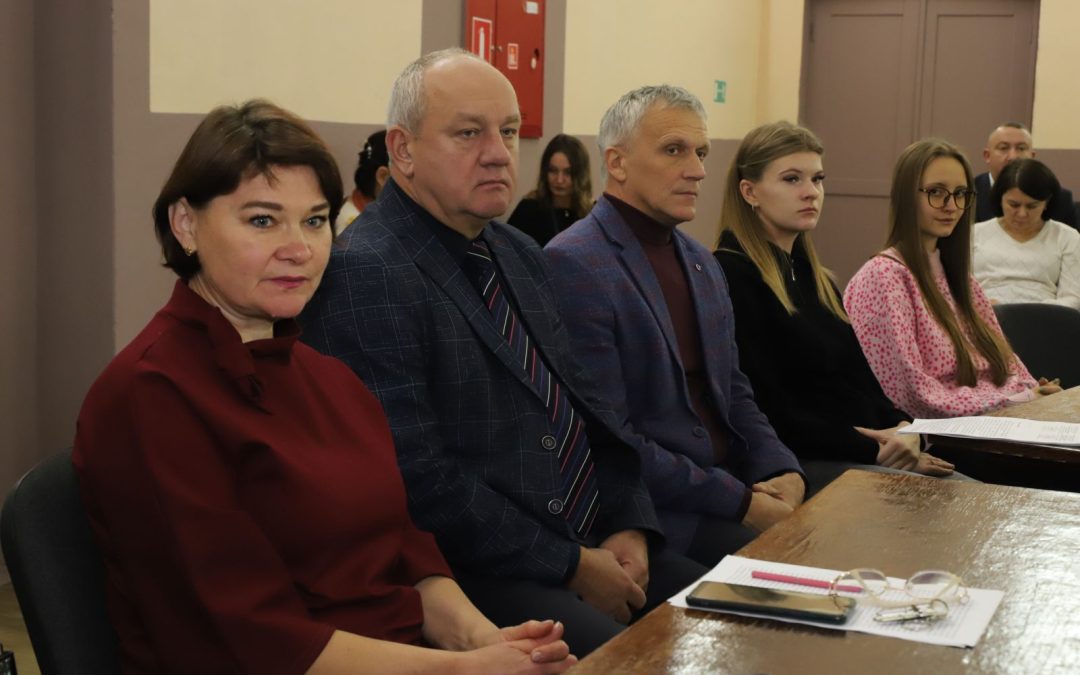 РАБОТУ С МОЛОДЫМИ СПЕЦИАЛИСТАМИ И ЗАКРЕПЛЯЕМОСТЬ КАДРОВ НА СЕЛЕ ОБСУДИЛИ НА БАЗЕ КРИНИЧНОГО СЕЛЬСОВЕТА