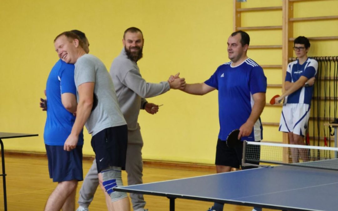 СПОРТ ОБЪЕДИНЯЕТ ПОКОЛЕНИЯ: МОЛОДЕЖЬ И ВЕТЕРАНЫ БРАГИНЩИНЫ НА ТЕННИСНОМ ТУРНИРЕ!