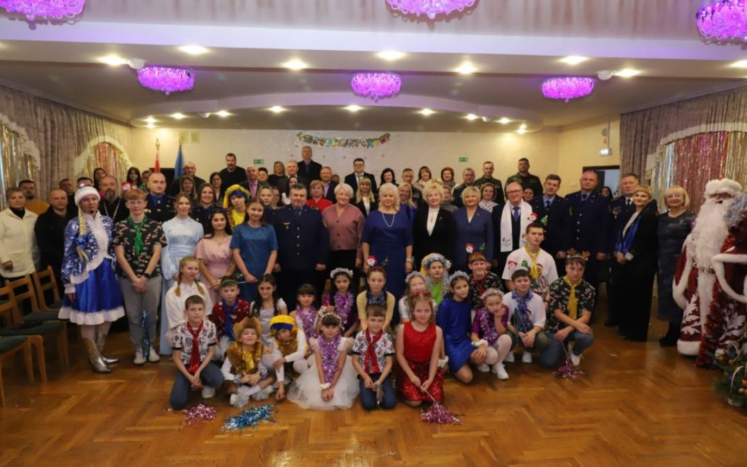 ПРАЗДНИЧНЫМ НАСТРОЕНИЕМ ОБМЕНЯЛИСЬ ДЕТИ И ВЗРОСЛЫЕ ВО ВРЕМЯ УТРЕННИКА В МОЗЫРСКОМ ДЕТСКОМ ДОМЕ