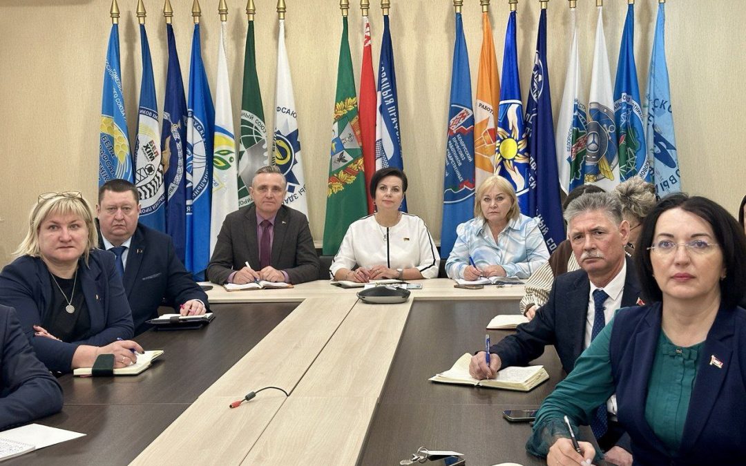 ПРОФСОЮЗНЫЙ АКТИВ ГОМЕЛЬЩИНЫ В ЭТИ МИНУТЫ СЛУШАЮТ ОБРАЩЕНИЕ ПРЕЗИДЕНТА С ПОСЛАНИЕМ К БЕЛОРУССКОМУ НАРОДУ И ПАРЛАМЕНТУ В РЕЖИМЕ ОНЛАЙН