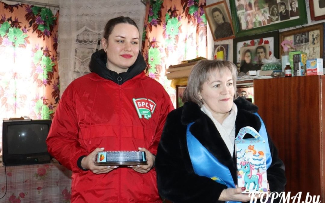 ПОЗДРАВЛЕНИЯ С НОВЫМ ГОДОМ И 95-ЛЕТИЕМ ПРИНИМАЛИ СРАЗУ ДВЕ ЖИТЕЛЬНИЦЫ КОРМЯНЩИНЫ