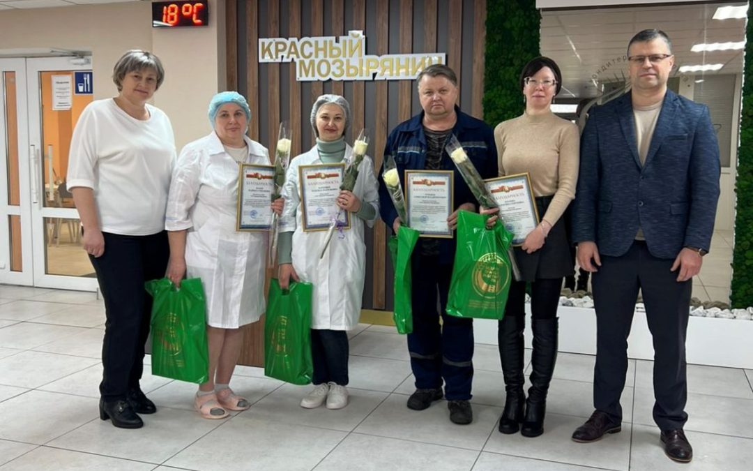 ЮБИЛЯРЫ ЯНВАРЯ. ЦВЕТЫ И ПОДАРКИ ОТ ЕЛЬСКОЙ РАЙОННОЙ ПРОФСОЮЗНОЙ ОРГАНИЗАЦИИ РАБОТНИКОВ АПК