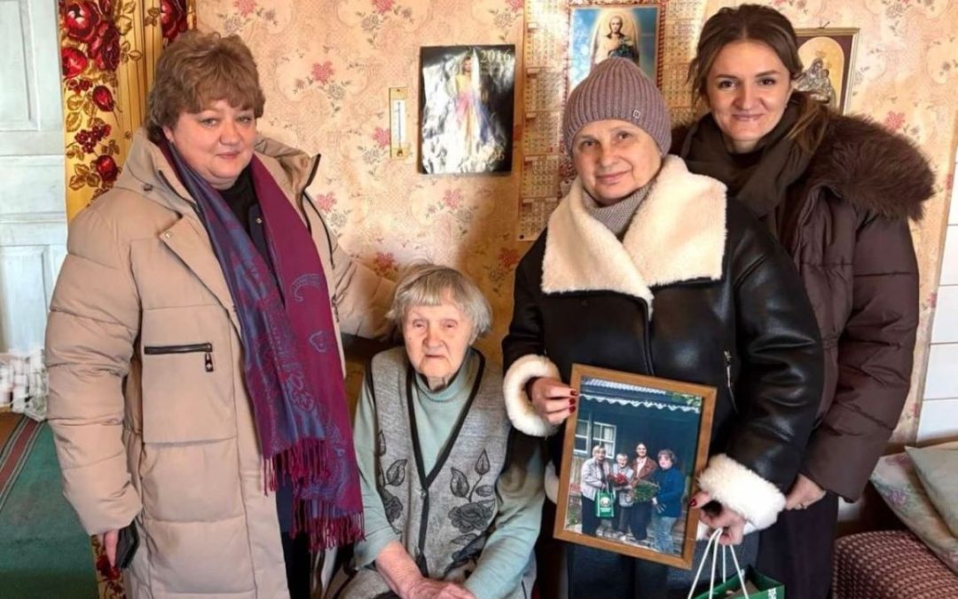 ЭСТАФЕТА ДОБРА: В КОМАРИНЕ ПОЗДРАВИЛИ 96-ЛЕТНЮЮ ИМЕНИННИЦУ В РАМКАХ АКЦИИ «ОТ ВСЕЙ ДУШИ»