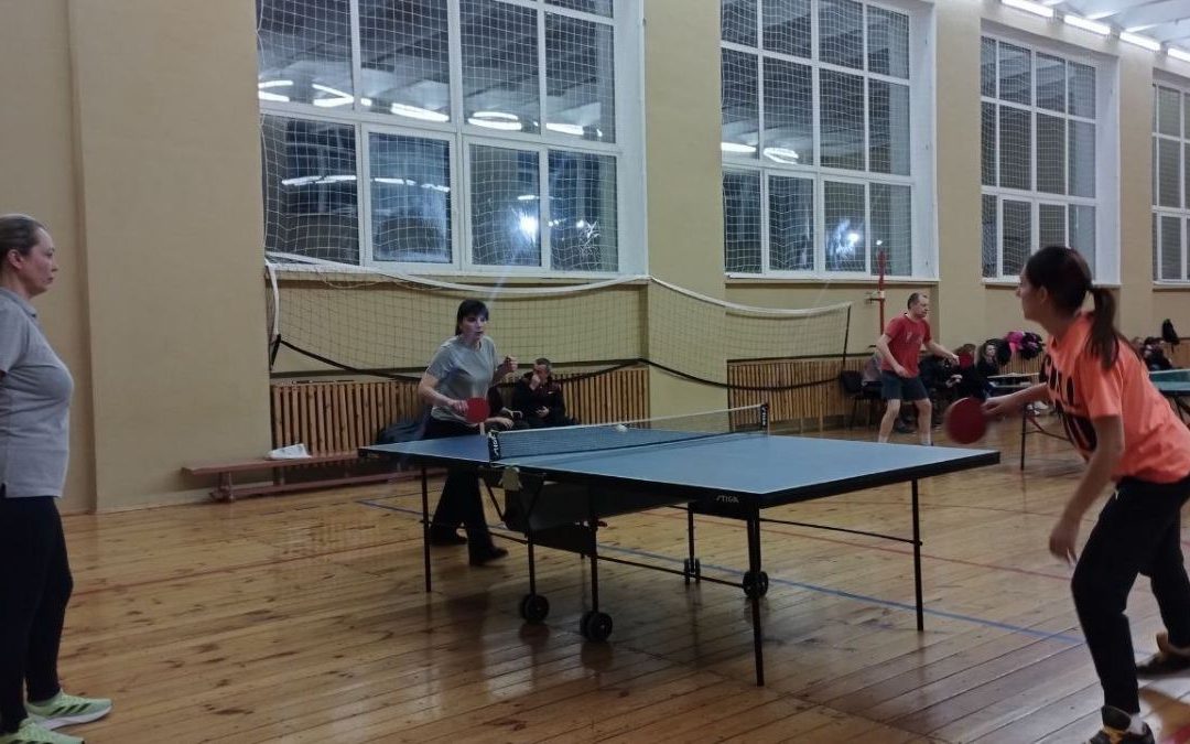 НАСТОЛЬНЫЙ ТЕННИС ДЛЯ ЛОВКИХ И ЭНЕРГИЧНЫХ: СПОРТ ОБЪЕДИНИЛ КОРМЯНЦЕВ