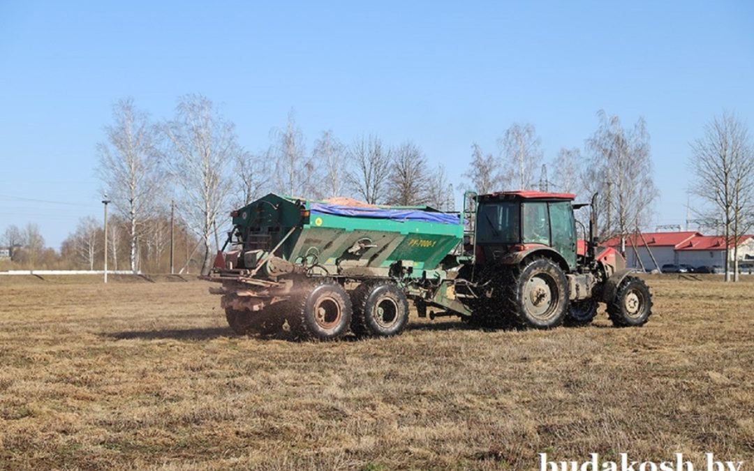 АГРАРИИ СУП «МОРОЗОВИЧИ-АГРО» ВЕДУТ ПОДКОРМКУ МНОГОЛЕТНИХ ТРАВ КАЛИЙНЫМИ УДОБРЕНИЯМИ