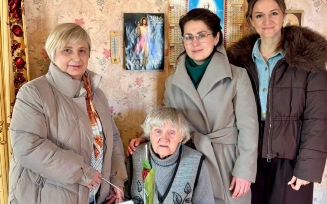 СВЯЗЬ ПОКОЛЕНИЙ И ТЕПЛО СЕРДЕЦ: В КМУП «БРАГИНСКОЕ ПМС» ПОЗДРАВИЛИ ВЕТЕРАНА ТРУДА С ДНЕМ ЖЕНЩИН