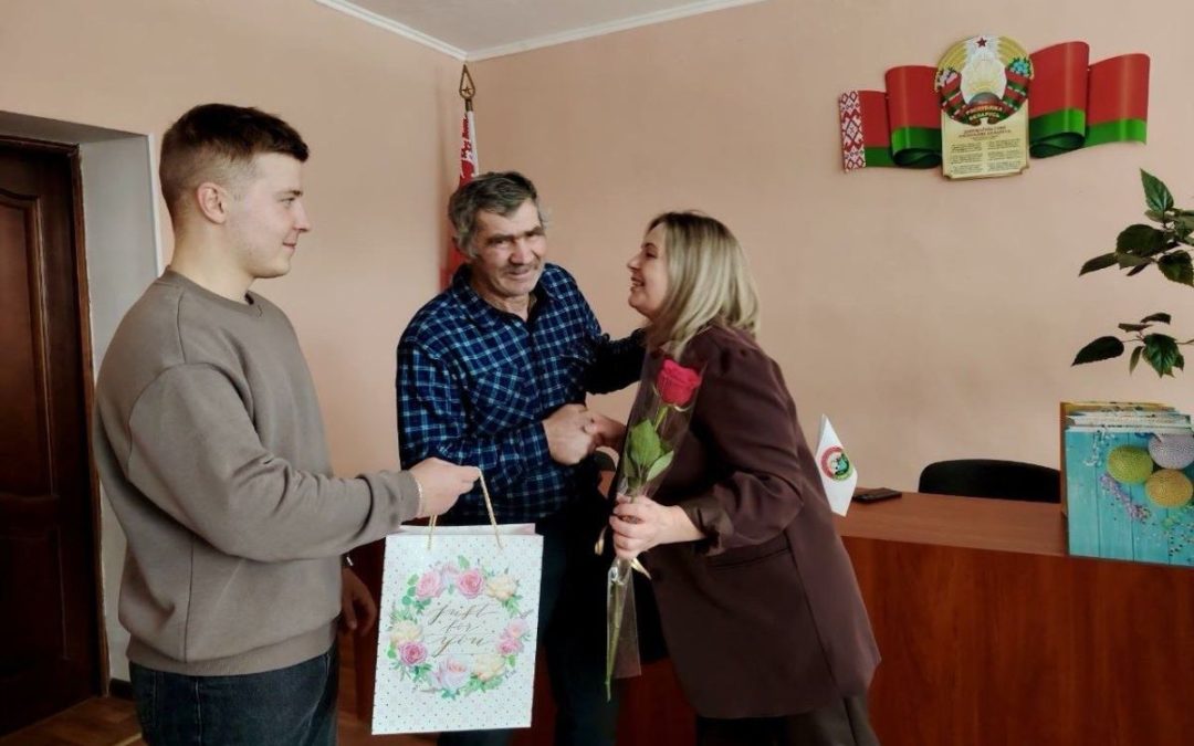 ЦВЕТЫ, УЛЫБКИ И ВЕСЕННЕЕ НАСТРОЕНИЕ: КАК ПОЗДРАВЛЯЛИ ЖЕНЩИН АГРОПРОМЫШЛЕННОГО КОМПЛЕКСА БРАГИНЩИНЫ