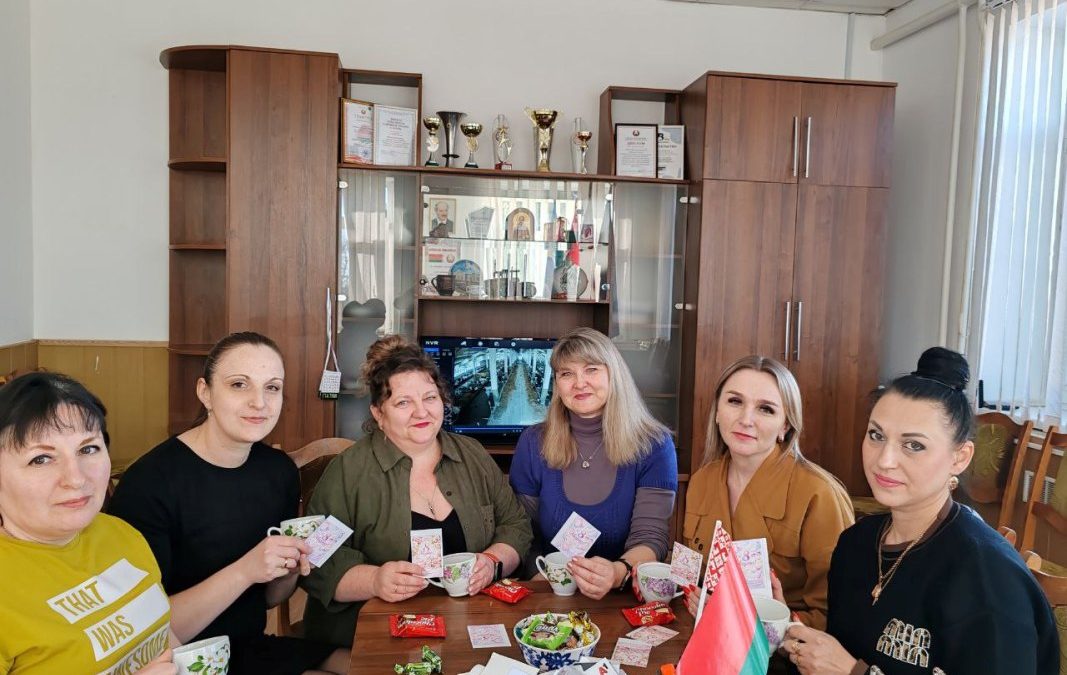 СЛАДКИЕ ПОЗДРАВЛЕНИЯ ОТ ПРОФСОЮЗА:  ЖЕНЩИН ИЗ КСУП «ОБОРОНА» И ОАО «КАЛИНИНСКИЙ»  ПОЗДРАВИЛИ С 8 МАРТА!