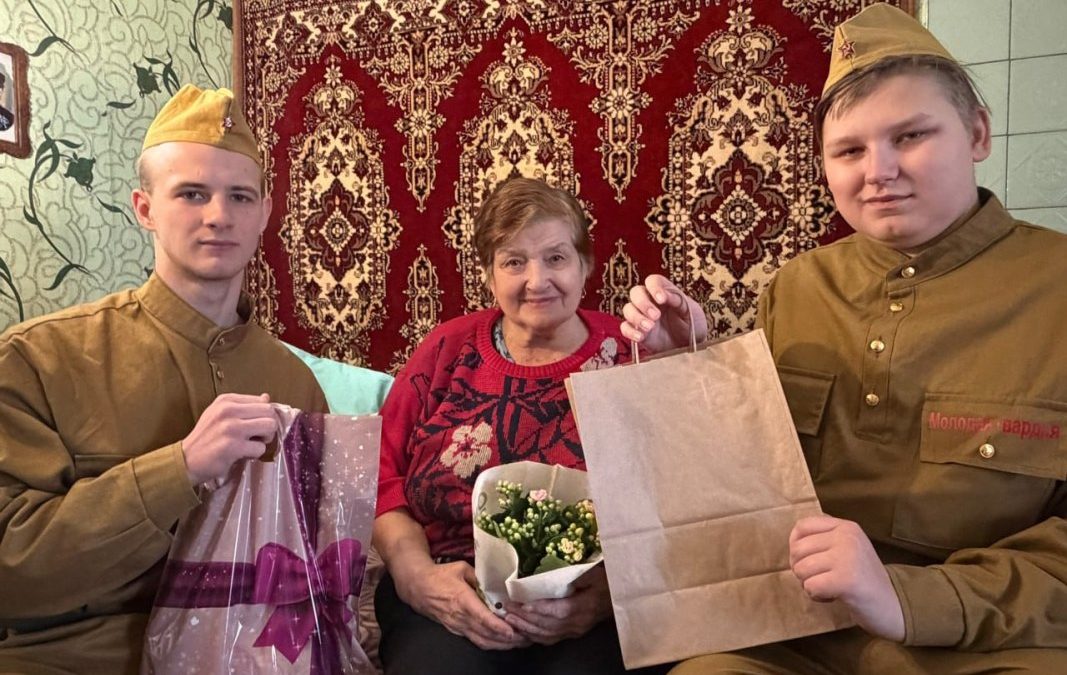 СВЯЗЬ ПОКОЛЕНИЙ: ПРОФСОЮЗНЫЙ АКТИВ АГРАРИЕВ И ХОЙНИКСКИЕ УЧАЩИЕСЯ ПОЗДРАВИЛИ ВЕТЕРАНОВ С 8 МАРТА