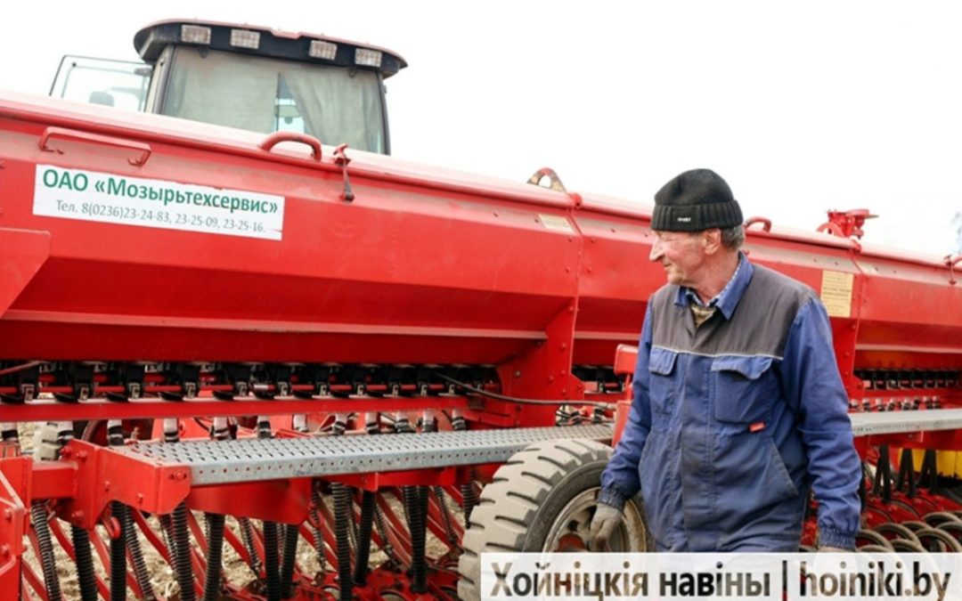 С НОВЫМИ СИЛАМИ: НА ХОЙНИКЩИНЕ СТАРТОВАЛА ПОСЕВНАЯ! В ОСНОВЕ УСПЕХА МЕХАНИЗАТОРОВ КСУП «СУДКОВО» – ПРЕДАННОСТЬ РОДНОЙ ЗЕМЛЕ