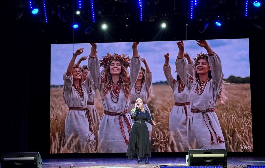 ЖЕНЩИНА, ВОСПЕТАЯ В ПЕСНЯХ, МУЗЫКЕ И СТИХАХ: ВЫСТУПЛЕНИЕ ТВОРЧЕСКОГО КОЛЛЕКТИВА «СПАРТАК»