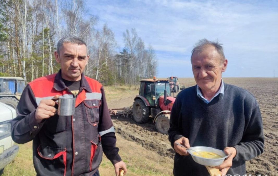 НА СЫТЫЙ ЖЕЛУДОК И ДЕЛО СПОРИТСЯ: ДЛЯ АГРАРИЕВ КОРМЯНЩИНЫ ОРГАНИЗОВАНО ГОРЯЧЕЕ ПИТАНИЕ С ДОСТАВКОЙ В ПОЛЕ