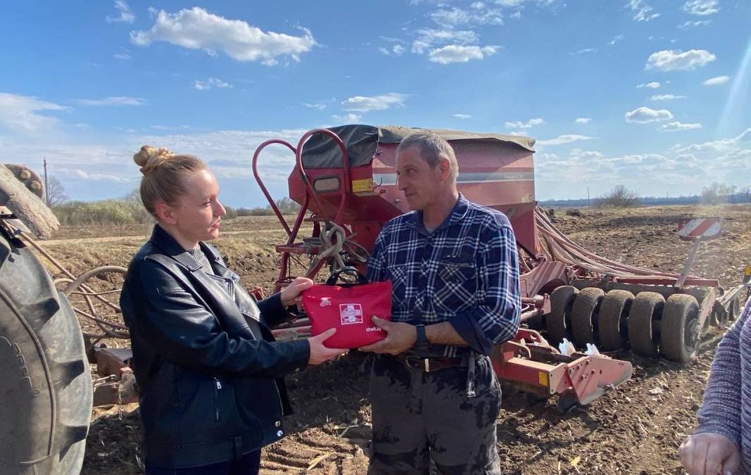 ЕЛЕНА ХИЧЁВА: КАК ПРОФСОЮЗ ПОДДЕРЖИВАЕТ МЕХАНИЗАТОРОВ ВО ВРЕМЯ ВЕСЕННЕЙ СТРАДЫ