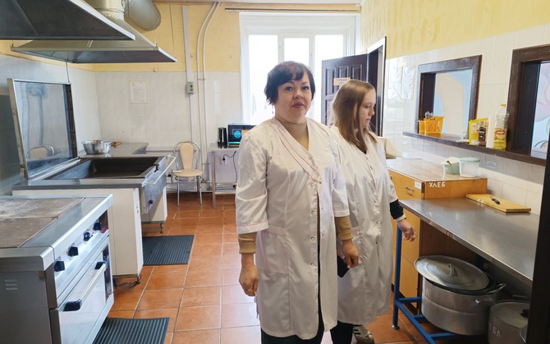 СТОЛОВАЯ ОАО «ЗВЕЗДА» ГОТОВИТ ВКУСНЫЕ И СЫТНЫЕ ОБЕДЫ И УЖИНЫ ДЛЯ РАБОТНИКОВ, ЗАНЯТЫХ НА ВЕСЕННИХ ПОЛЕВЫХ РАБОТАХ НЕ ТОЛЬКО СВОЕГО ХОЗЯЙСТВА, НО И ОАО «ПОЛЕСЬЕ»