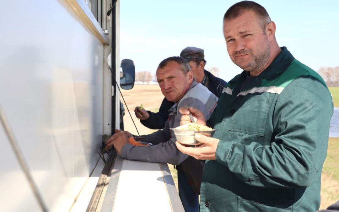 В РАЗГАР СЕВА В ЖЛОБИНСКОМ РАЙОНЕ МЕХАНИЗАТОРАМ ПРИВОЗЯТ ГОРЯЧИЕ ОБЕДЫ ПРЯМО В ПОЛЕ