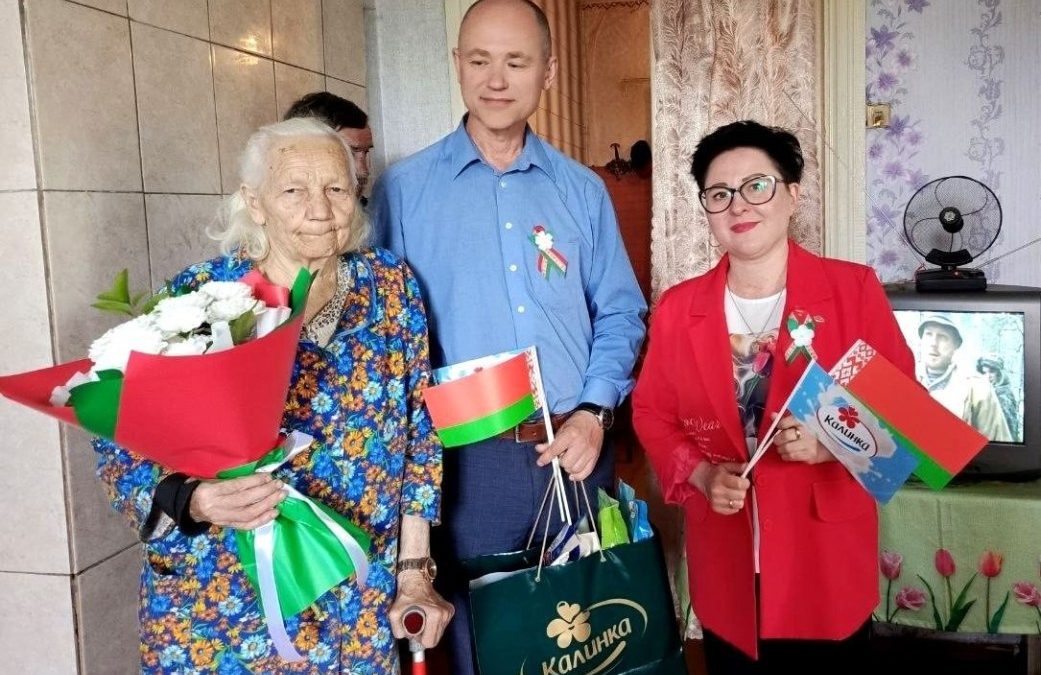 НИЗКИЙ ПОКЛОН И СЛОВА БЛАГОДАРНОСТИ: СОТРУДНИКИ КАЛИНКОВИЧСКОГО МОЛОЧНОГО КОМБИНАТА НАВЕСТИЛИ УЗНИЦУ ОЗАРИЧСКОГО ЛАГЕРЯ СМЕРТИ