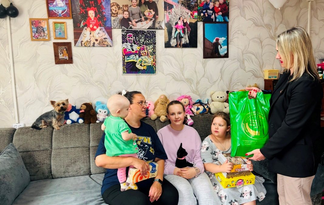 ТЕПЛО И ВНИМАНИЕ — КАЖДОМУ: ПРОФСОЮЗ АПК ПОЗДРАВИЛ МНОГОДЕТНУЮ СЕМЬЮ АГРОНОМА ИЗ СУП «ЗАБОЛОТЬЕ – 2010»