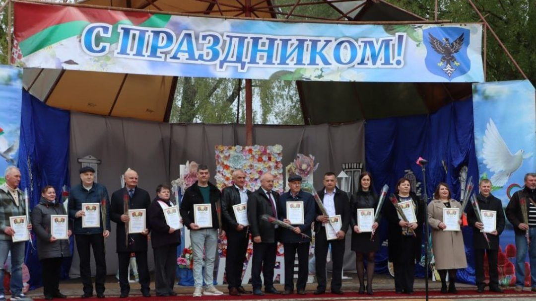 В МОЗЫРСКОМ ПАРКЕ ЧЕСТВОВАЛИ ПРЕДСТАВИТЕЛЕЙ РАЗНЫХ ПРОФЕССИЙ ПО СЛУЧАЮ ПЕРВОМАЯ