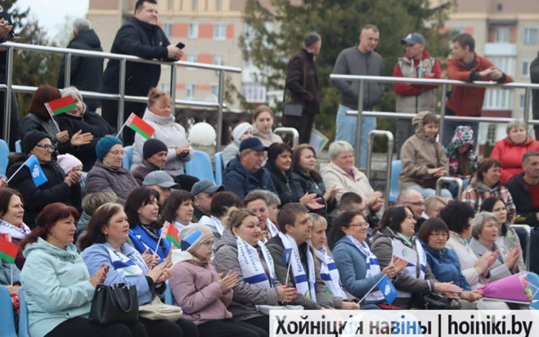 МНОГО НАГРАД, ТЁПЛЫХ СЛОВ, МУЗЫКИ И ОТКРЫТИЕ ФОНТАНА: КАК ХОЙНИЧАНЕ ВСТРЕТИЛИ ЗВОНКИЙ ПЕРВОМАЙ
