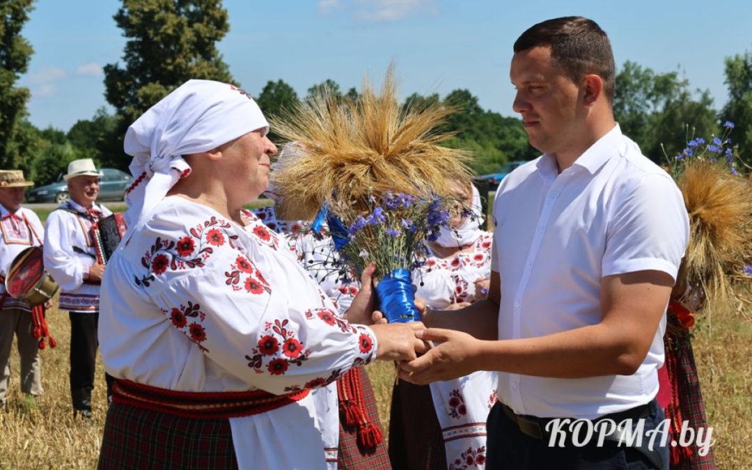 ТРАДИЦИОННЫМ ОБРЯДОМ «ЗАЖИНКИ» ДАЛИ СТАРТ УБОРОЧНОЙ КАМПАНИИ В КОРМЯНСКОМ РАЙОНЕ