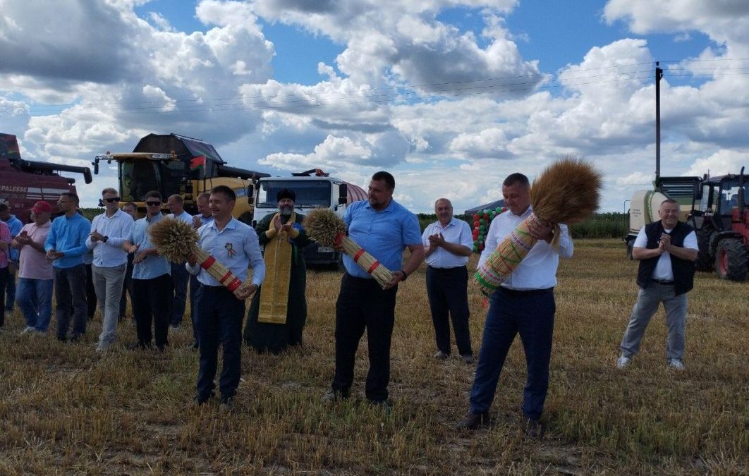 В ВЕТКОВСКОМ РАЙОНЕ ДАЛИ СТАРТ УБОРОЧНОЙ КАМПАНИИ: КАК ПРОШЛИ «ЗАЖИНКИ-2026»