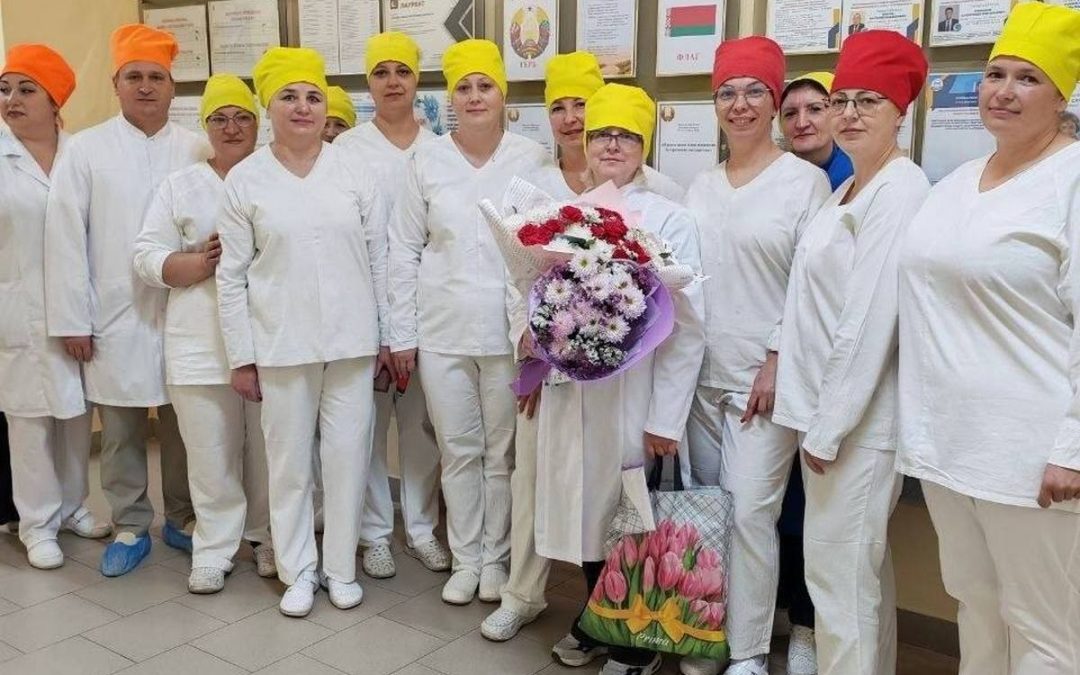 С ЛЮБОВЬЮ И УВАЖЕНИЕМ: КАК НА РОГАЧЁВСКОМ МКК ЧЕСТВОВАЛИ РАБОТНИЦ, УХОДЯЩИХ НА ЗАСЛУЖЕННЫЙ ОТДЫХ.