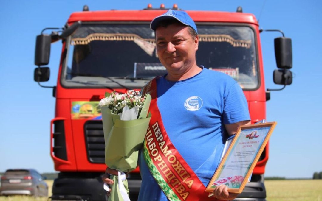 «СЯРГЕЙ МАЦЭГУДА ПЕРШЫМ У РАЁНЕ АДВЁЗ  1000 ТОН ЗБОЖЖА»