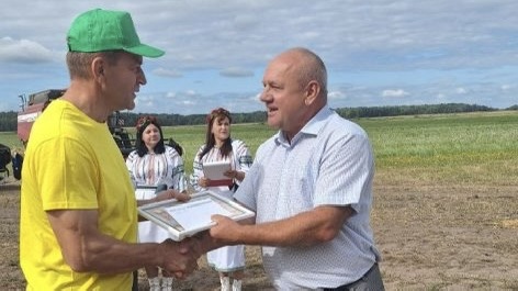 В ЕЛЬСКОМ РАЙОНЕ ЧЕСТВОВАЛИ ПЕРЕДОВИКОВ УБОРОЧНОЙ КАМПАНИИ ЦЕХА №18 ОАО «МОЗЫРЬСОЛЬ»