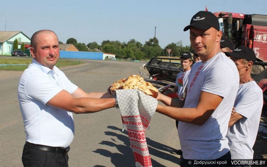 МАЛЕНЬКИЙ, НО НУЖНЫЙ ПРАЗДНИК: НЕОБЫЧНОЕ НАЧАЛО РАБОЧЕГО ДНЯ ВДОХНОВИЛО АГРАРИЕВ «КАЛИНИНСКОГО» НА НОВЫЕ ТРУДОВЫЕ РЕКОРДЫ