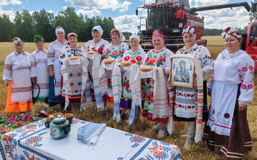 «СЕРЕБРЯНЫЕ» ВОЛОНТЕРЫ И СЕЛЬСКИЕ АРТИСТЫ ВДОХНОВЛЯЮТ МОЗЫРСКИХ АГРАРИЕВ НА УДАРНЫЙ ТРУД